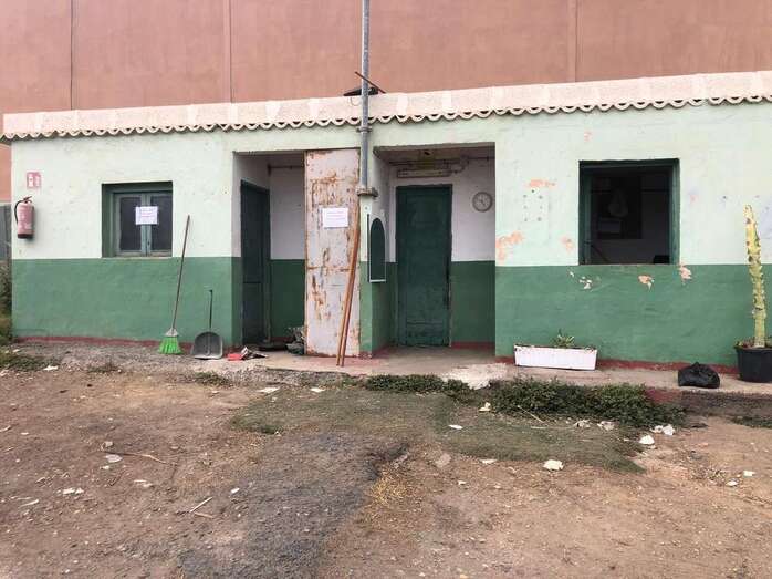 El PSOE urge la retirada del amianto que cubre el techo de algunas estancias/TA.